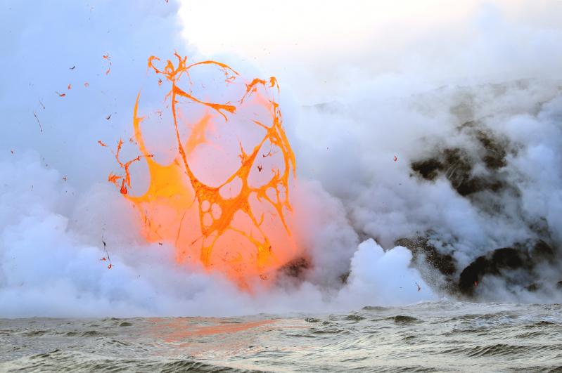 Explosion d'une bulle de lave au contact de l'ocean, volcan Kilauea, Hawaii - © Patrick Arrigo