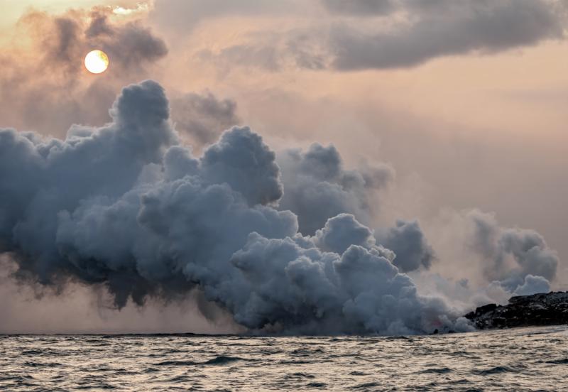 Vapeurs dégagées par la lave au contact de l'ocean, volcan Kilauea, Hawaii - © Patrick Arrigo