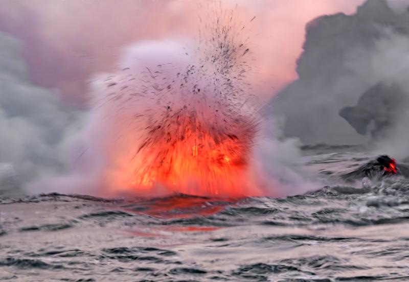 Bombe volcanique explosant au contact de l'ocean, volcan Kilauea, Hawaii - © Patrick Arrigo